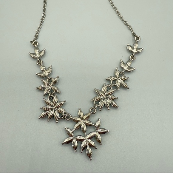 Elegant Silver Floral Necklace and Earring Set - Picture 11 of 11